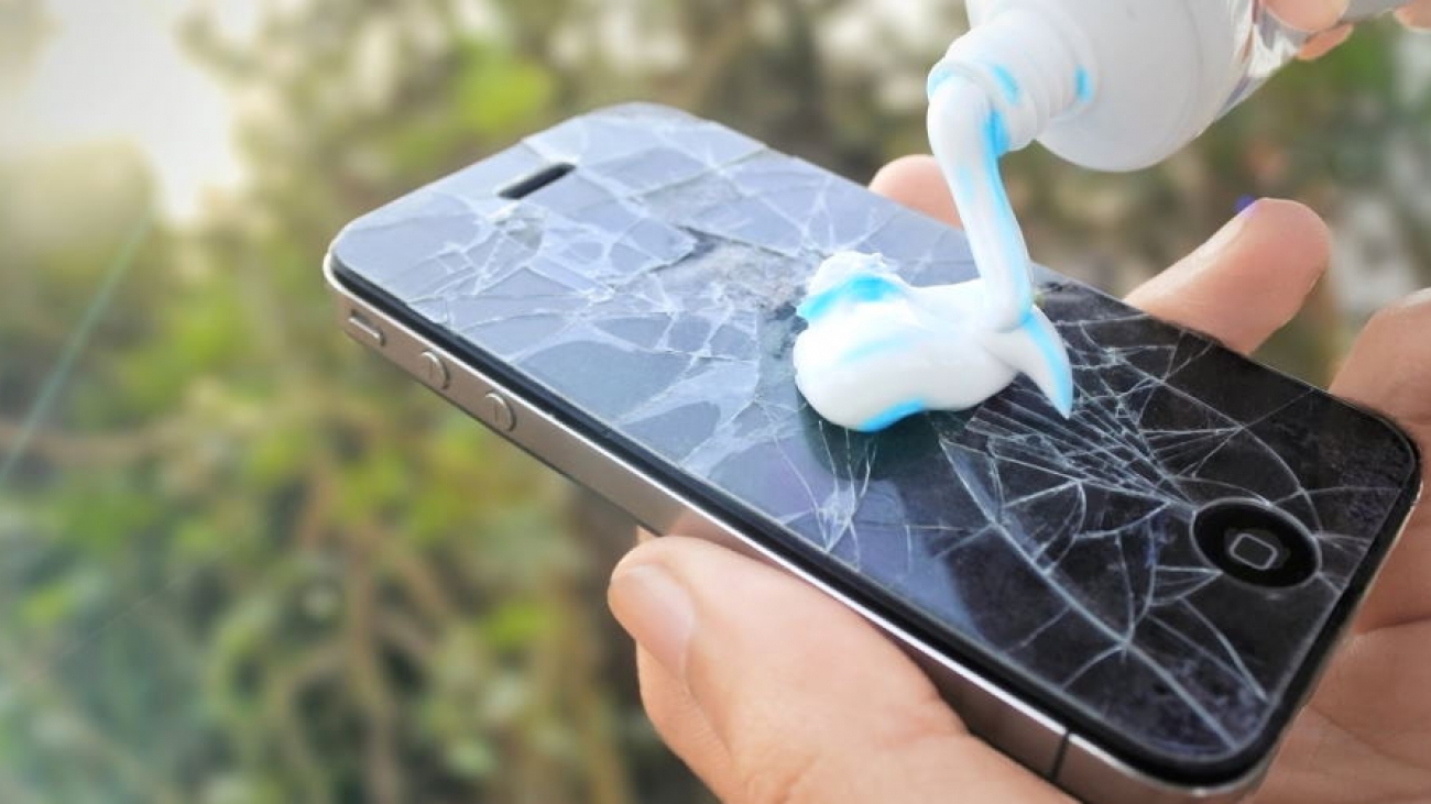 How to fix a cracked phone screen with toothpaste