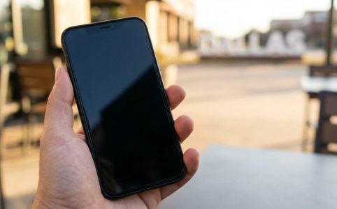 Smartphone screen staying black after phone call